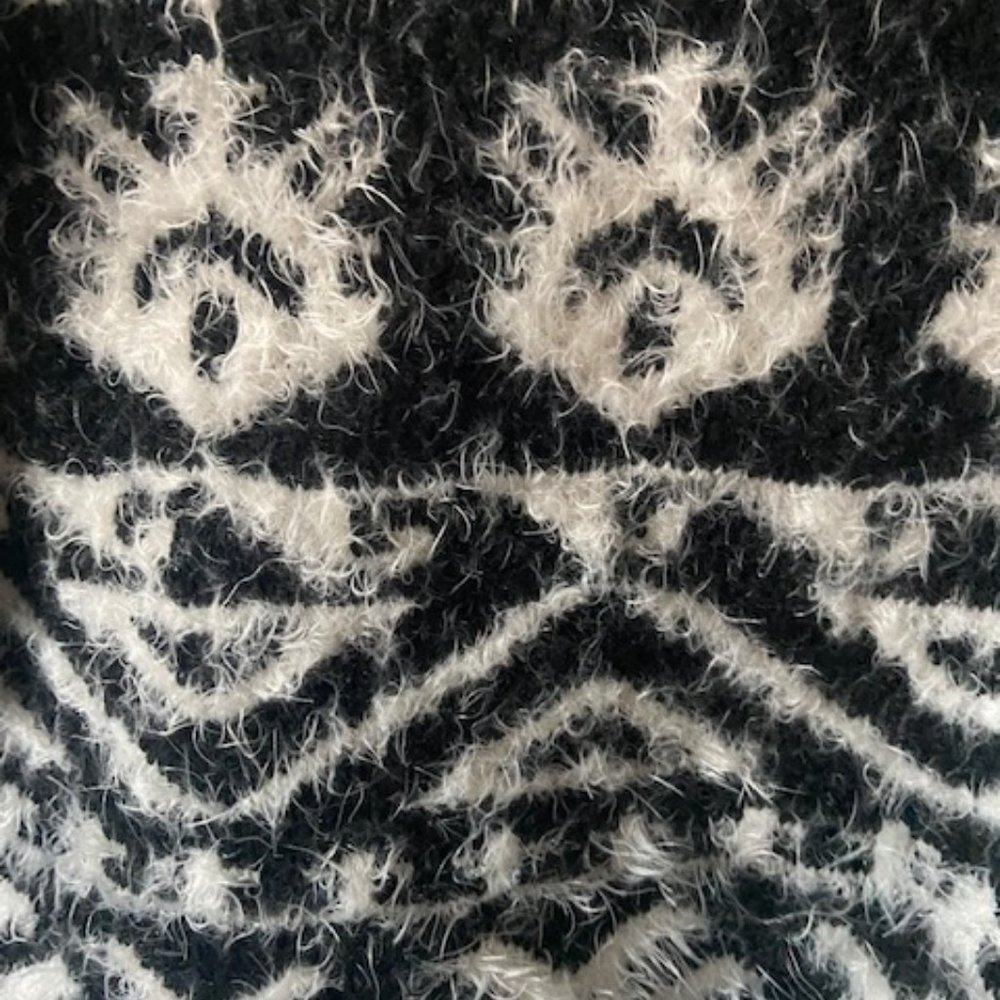 Fluffy patterned sweater - Picture 3 of 4